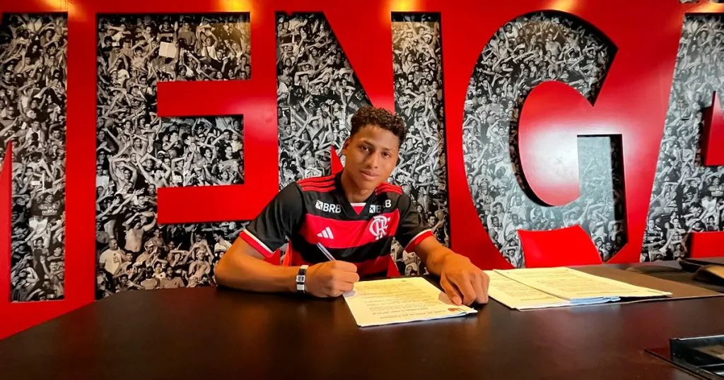 Adriano Neciosup cuando estuvo en Flamengo. (Foto: X).