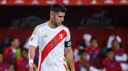 Carlos Zambrano vistiendo la camiseta de la Selección Peruana.