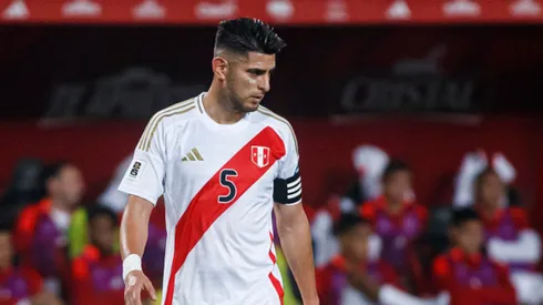 Carlos Zambrano vistiendo la camiseta de la Selección Peruana.