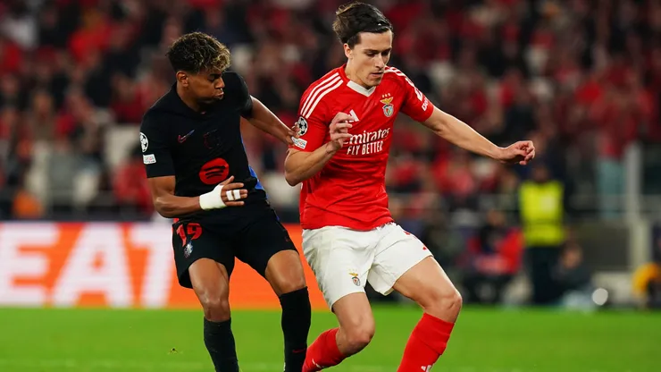 Álvaro Carreras y Lamine Yamal, en un partido entre Benfica y Barcelona.