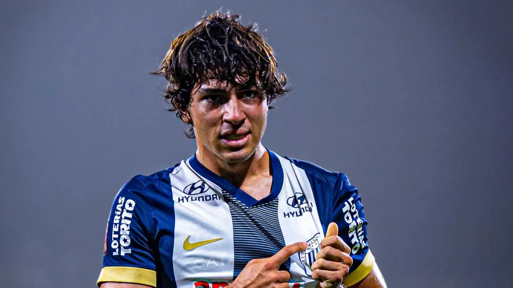 Bassco Soyer jugando para Alianza Lima.