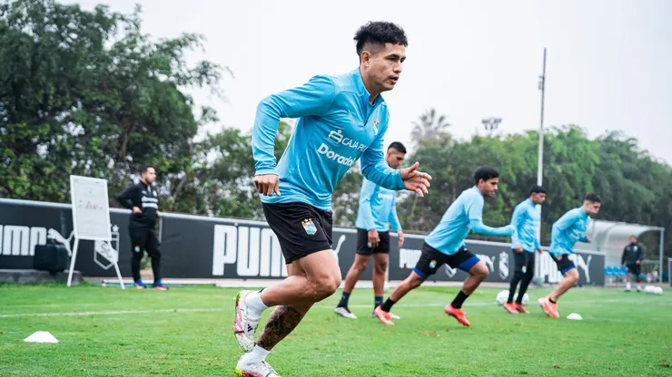 Jugadores de Sporting Cristal entrenando en La Florida.