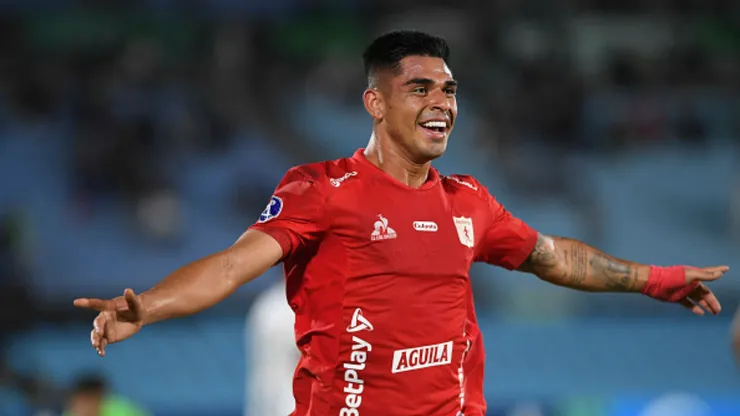 Luis Ramos celebrando con camiseta del América de Cali.