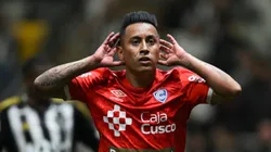 Christian Cueva celebrando con camiseta de Cienciano.