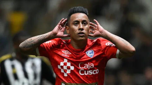 Christian Cueva celebrando con camiseta de Cienciano.