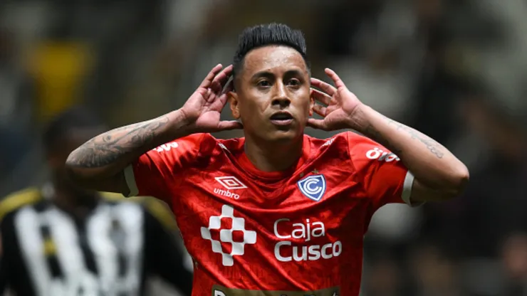 Christian Cueva celebrando con camiseta de Cienciano.