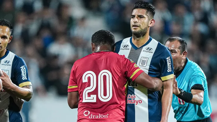 Carlos Zambrano contra Sport Huancayo.