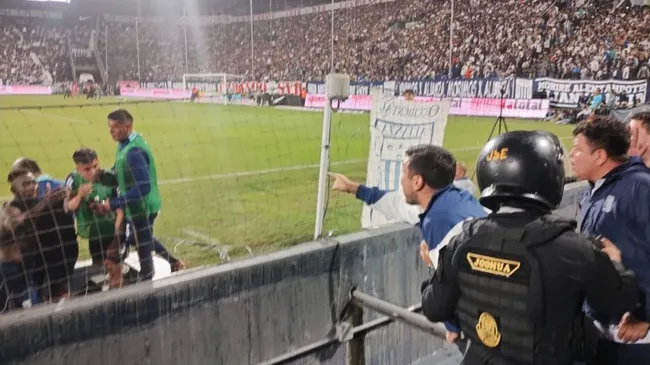 Hinchas de Alianza Lima contra Eryc Castillo. (Foto: X).