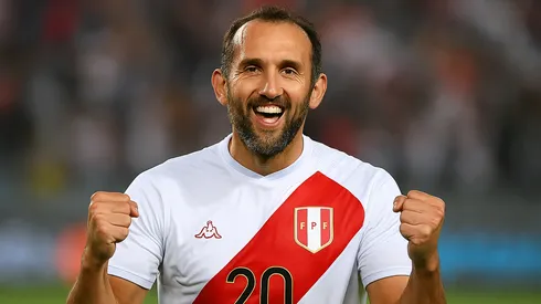 Hernán Barcos con la camiseta de la Selección Peruana.