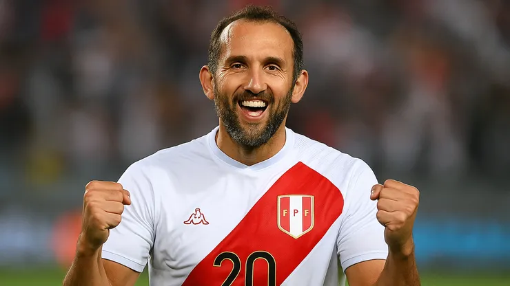 Hernán Barcos con la camiseta de la Selección Peruana.