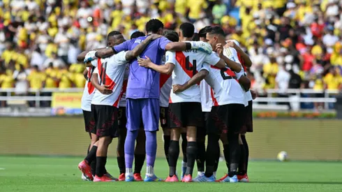 Jugadores de la Selección Peruana reunidos en el campo.