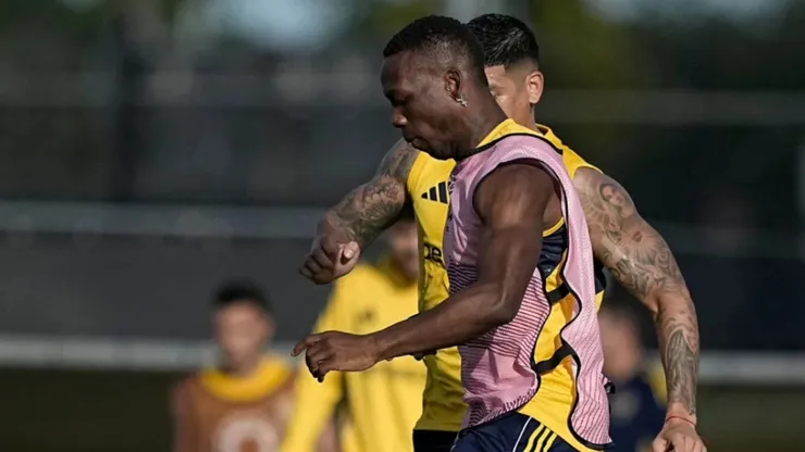 Luis Advíncula en los entrenamientos de Boca Juniors.
