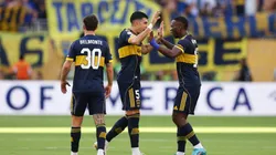 Luis Advíncula, junto a un par de compañeros en Boca.