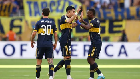 Luis Advíncula, junto a un par de compañeros en Boca.