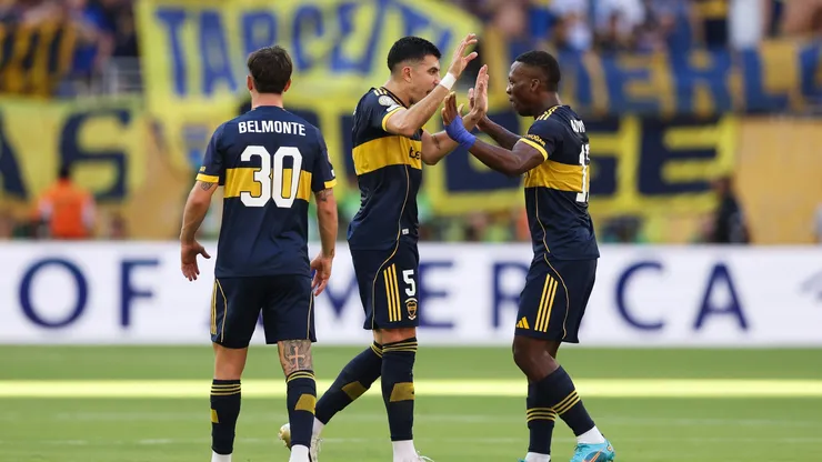 Luis Advíncula, junto a un par de compañeros en Boca.