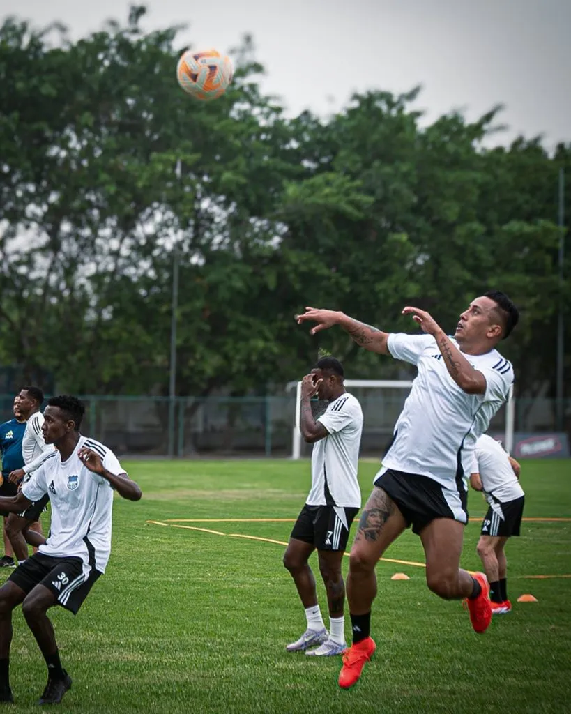 Christian Cueva entrenando en Emelec. (Foto: X).