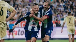 Erick Noriega, en un festejo con Hernán Barcos.