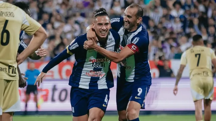 Erick Noriega, en un festejo con Hernán Barcos.
