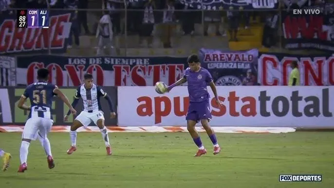 Mano de Bruno Portugal en gol de Comerciantes Unidos. (Foto: X).