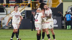 Jugadores de Universitario en el campo de juego.