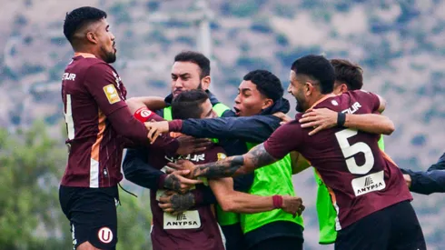 Los jugadores de Universitario festejan el triunfo por 1-0 ante Ayacucho.