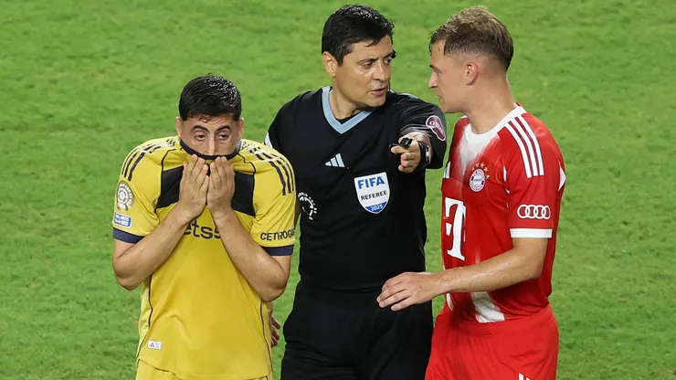 El momento de la salida de Merentiel en el Bayern Múnich vs. Boca.