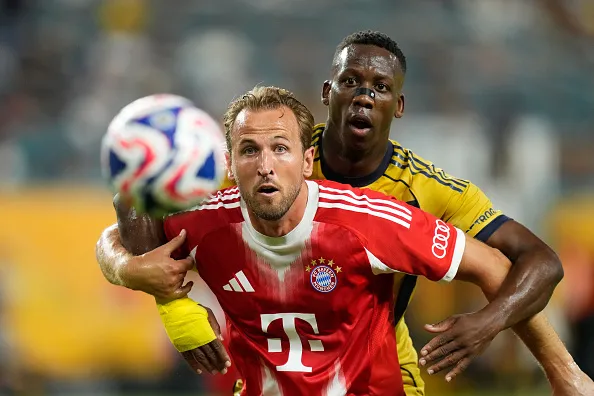 Luis Advíncula y Harry Kane en el Bayern Múnich vs. Boca Juniors.