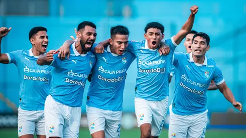 Jugadores de Sporting Cristal abrazados y celebrando.