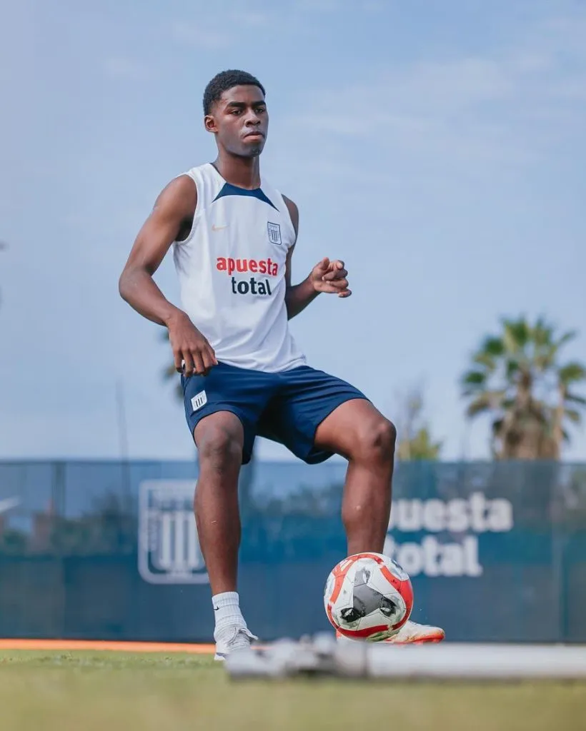 Víctor Guzmán entrenando en Alianza Lima. (Foto: X).