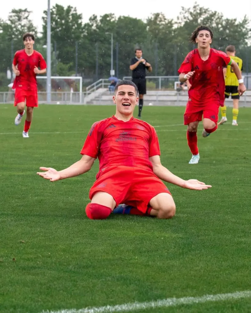 Felipe Chávez festejando su gol con el Bayern Múnich. (Foto: Bayern Múnich)