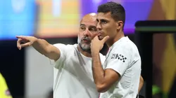 Pep Guardiola le da indicaciones a Rodri: las dos mentes brillantes de Manchester City.
