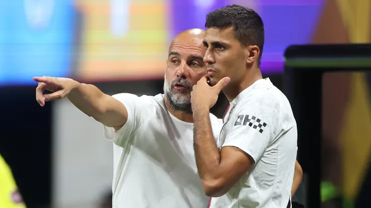 Pep Guardiola le da indicaciones a Rodri: las dos mentes brillantes de Manchester City.