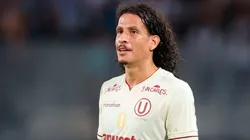 Williams Riveros jugando para Universitario.