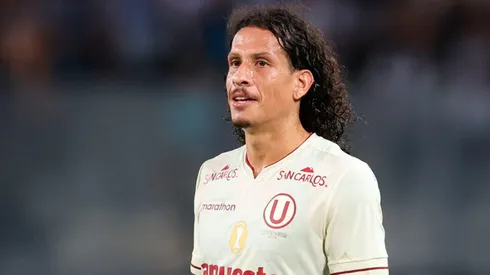 Williams Riveros jugando para Universitario.