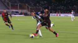 Erick Noriega tumbó a Kenji Cabrera en el área de Alianza Lima.
