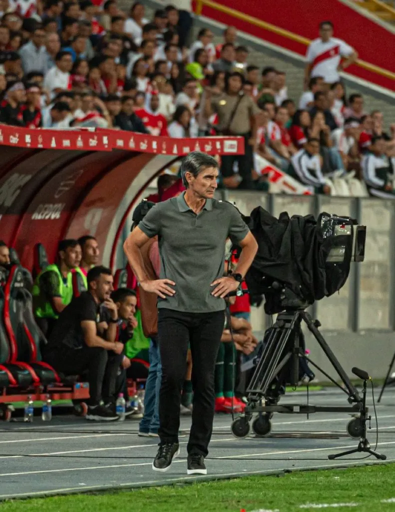 Óscar Ibáñez dirigiendo en Selección Peruana. (Foto: X).