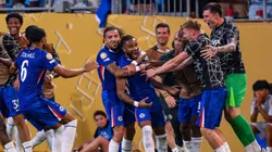 Jugadores de Chelsea abrazados y celebrando.