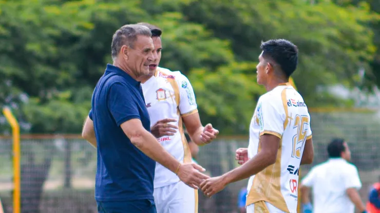 Luis Islas deja de ser el entrenador de Ayacucho FC.
