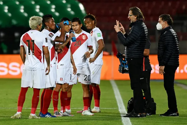 Ricardo Gareca enfrentando a Chile por Eliminatorias. (Photo by Martin Bernetti-Pool/Getty Images)