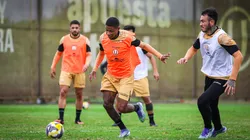 Jugadores de Universitario entrenando en Campo Mar.
