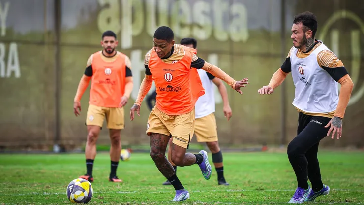 Jugadores de Universitario entrenando en Campo Mar.