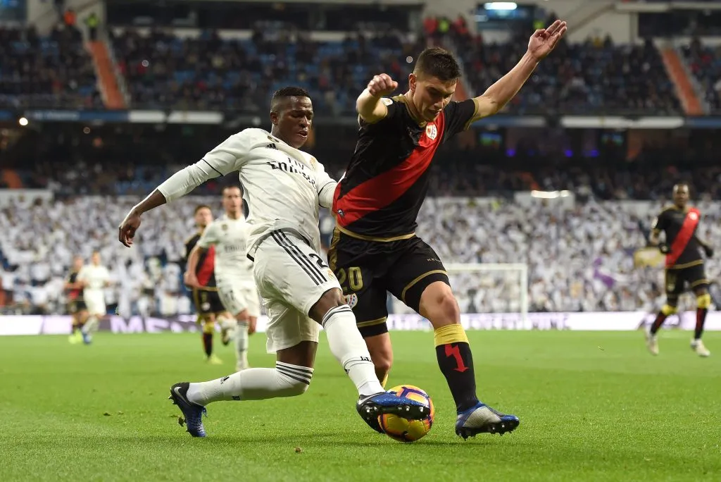Emiliano Velásquez jugando en el Rayo Vallecano.  (Photo by Denis Doyle/Getty Images)
