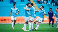 Jugadores de Sporting Cristal abrazados y celebrando.