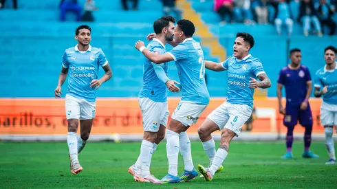 Jugadores de Sporting Cristal abrazados y celebrando.