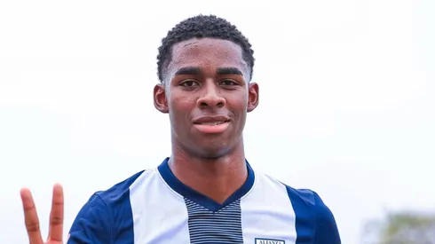 Víctor Guzmán con camiseta de Alianza Lima.