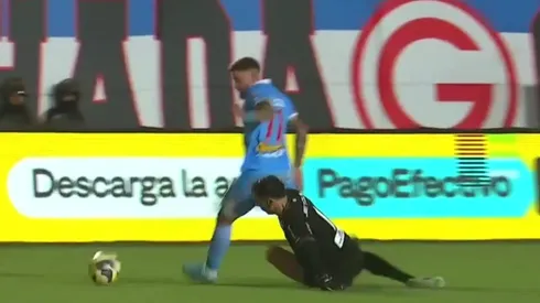 Erustes le robó el balón a Britos y casi marcó el 1-0.