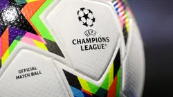 Logo de la UEFA Champions League en una de sus pelotas oficiales.