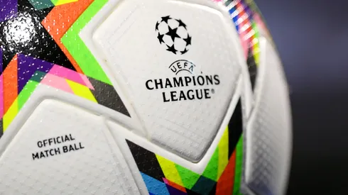 Logo de la UEFA Champions League en una de sus pelotas oficiales.