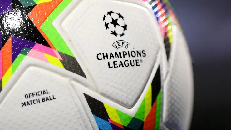 Logo de la UEFA Champions League en una de sus pelotas oficiales.