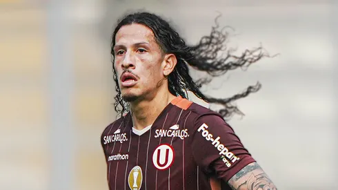 Williams Riveros jugando en Universitario.